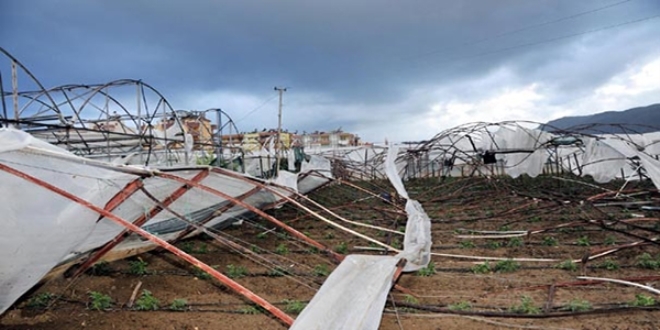 Antalya'da hortum yıktı geçti
