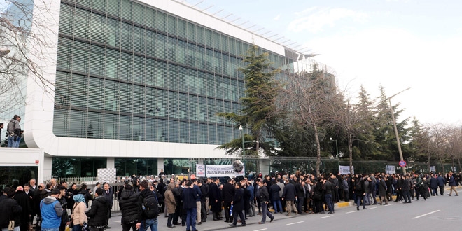 Polis, Zaman'ın kilitli kapısını kırarak içeri girdi