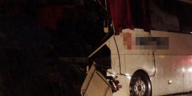 Akseki'de yolcu otobüsü devrildi: 17 yaralı