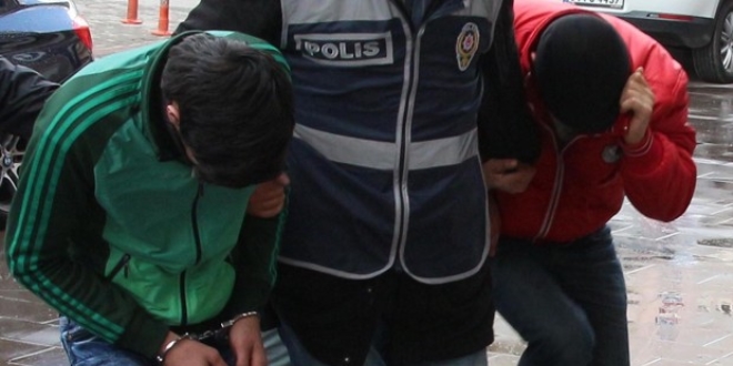 Uyuşturucu satıcılarının elindeki kız çocuklarını polis kurtardı