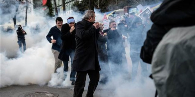 Zaman gazetesi önünde polis müdahalesi