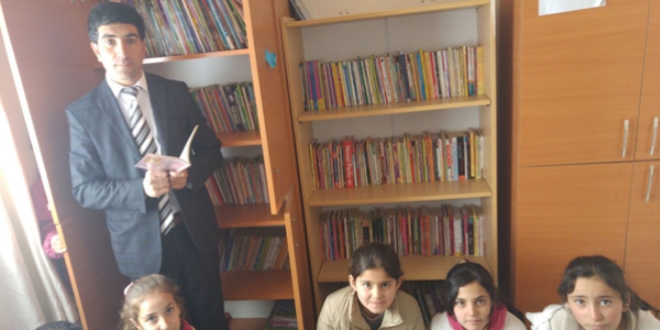 Ücretli öğretmen kendi imkanlarıyla okul kütüphanesi oluşturdu