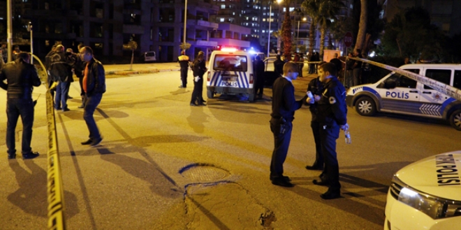 Motosiklet polis aracına çarptı: 1 ölü, 2 yaralı