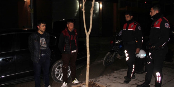 Dur ihtarına uymayan sürücü yunus polislerine çarptı