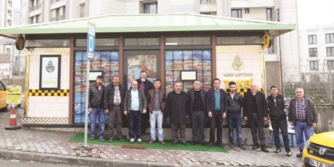 Taksi durağında yeşil uygulama