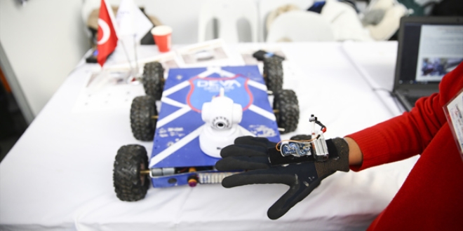 Liseli mucitlerden engelliler iin 'eldiven gdml robot'