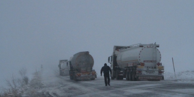 Ardahan'da ulaşıma kar ve tipi engeli