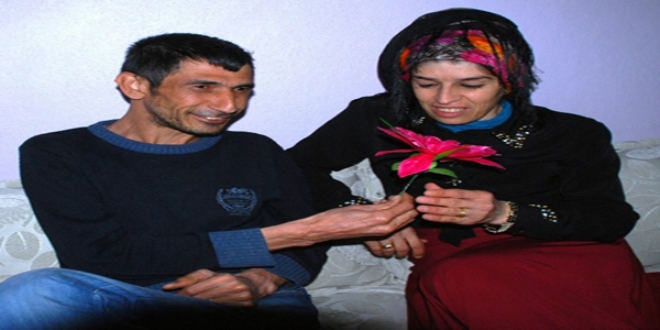 Hem kendisinin hem de kocasının engeline meydan okuyor