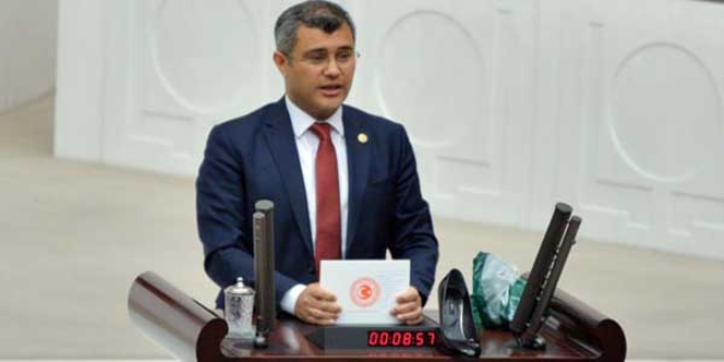 CHP'li vekil kürsüye kadın ayakkabısı ile çıktı