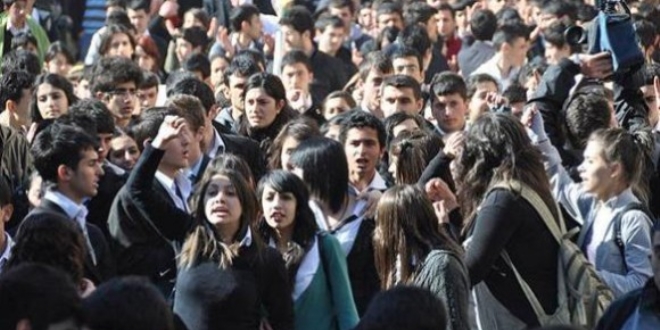 Öğretmen, öğrencilere siyasi görüşünü empoze edemez