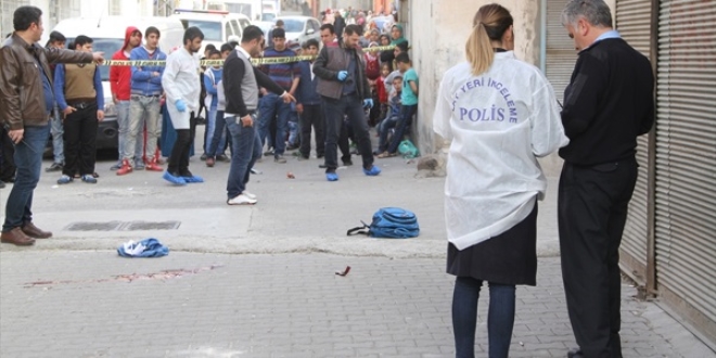 Lise öğrencisi 2 kızı yaraladıktan sonra intihar etti