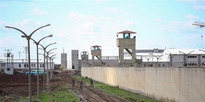 Diyarbakır'da 11 kamu görevlisi, adliyeye sevk edildi