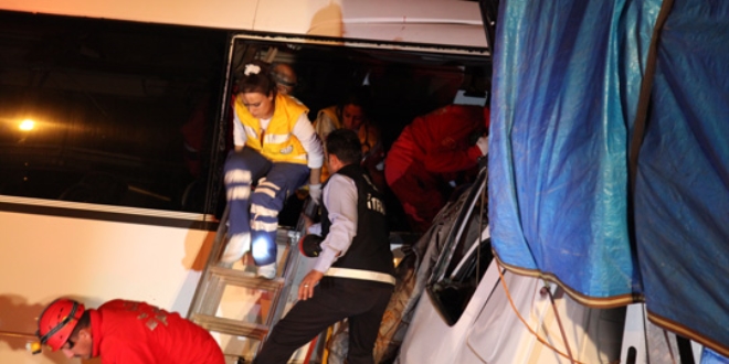 Kayseri'de 2 otobüs çarpıştı: 1 kişi öldü, 30 kişi yaralandı