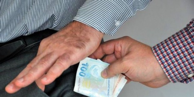Zabıtalar rüşvet alırken yakalandı
