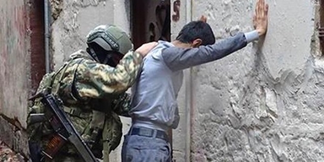 Terör suçundan aranan oğlunu jandarmaya teslim etti