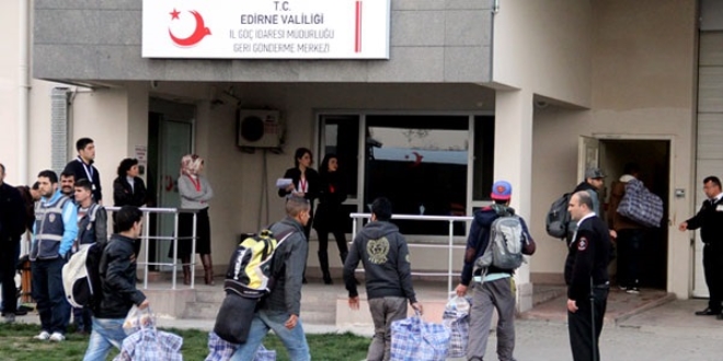 90 kaçak Türkiye'ye gönderildi