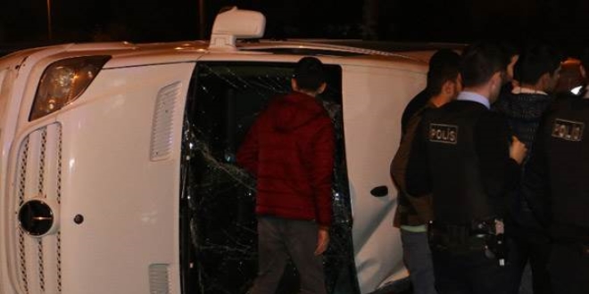 D-100'de servis minibüsü takla attı: 3 yaralı
