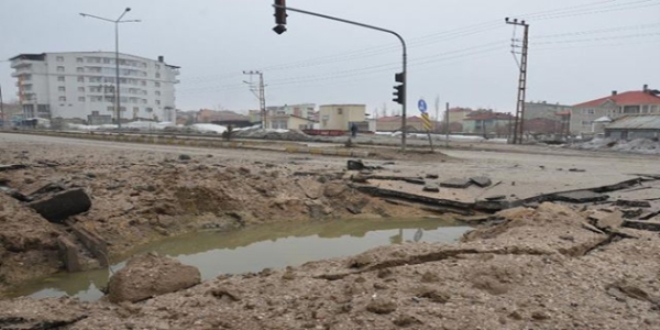 Yüksekova'da, askeri konvoyun geçişi sırasında patlama