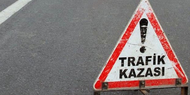 İzmir'de minibüs ile otomobil çarpıştı: 11 yaralı