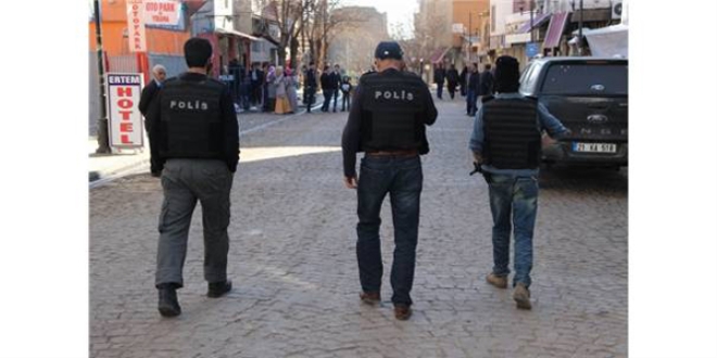 Sur'da yasağın kalktığı mahalle ve sokaklara vatandaşlar akın etti
