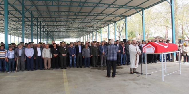 Beyin kanaması sonucu hayatını kaybeden er toprağa verildi