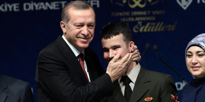 Polise siper olan kahraman askere iyilik ödülü