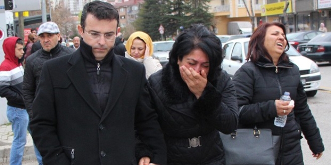 Adli Tıp önünde ailelerin bekleyişi sabaha kadar devam etti