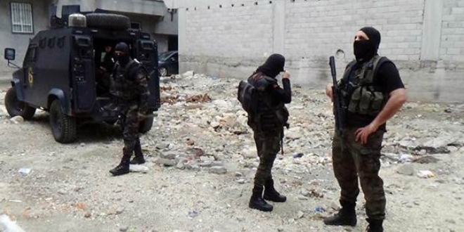 Canlı bombanın ailesi gözaltında