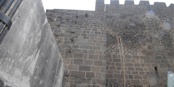 Sur'un dört bir tarafı beton bloklarla çevriliyor