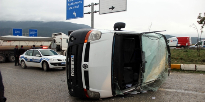 Tır'ın çarptığı öğrenci servisi devrildi: 16 yaralı