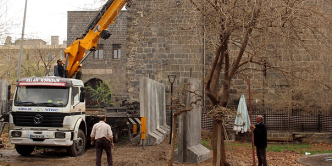 Sur'a güvenlik amaçlı beton bloklar yerleştiriliyor
