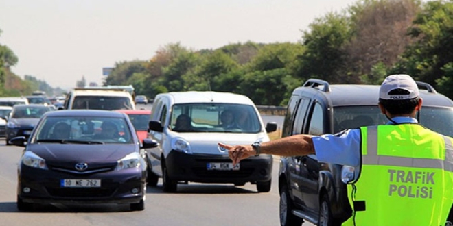 �stanbul'da 51 bin 385 ki�iye trafik cezas� kesildi