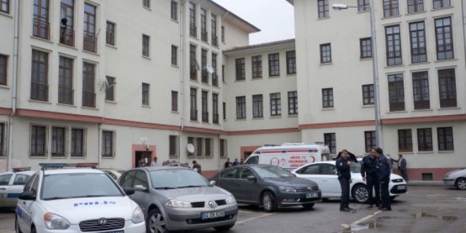 Bakanlık binasına sığınan öğrenci 'darpbedilmiş'