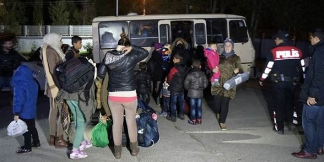 15 kişilik köy dolmuşundan 43 sığınmacı çıktı