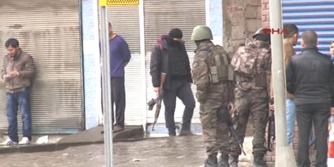 Çatışmaların sürdüğü Bağlar'a asker de girdi