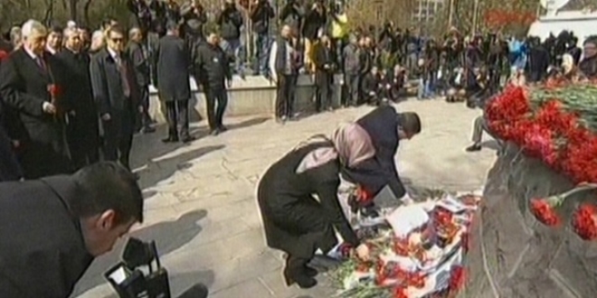 Başbakan yerdeki bayrakları tek tek topladı