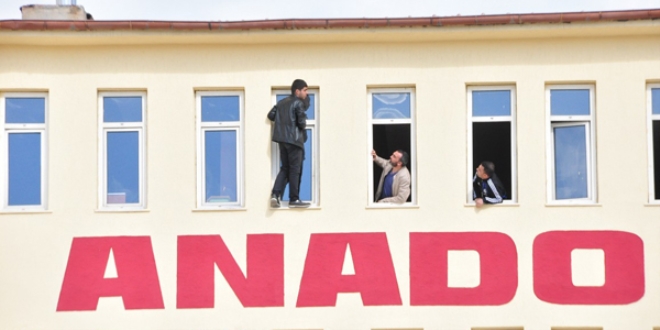 Okulun penceresinden atladı, öğrencinin üzerine düştü