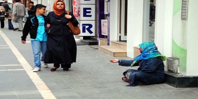 Dilencinin �zerinden 7200 lira ��kt�!