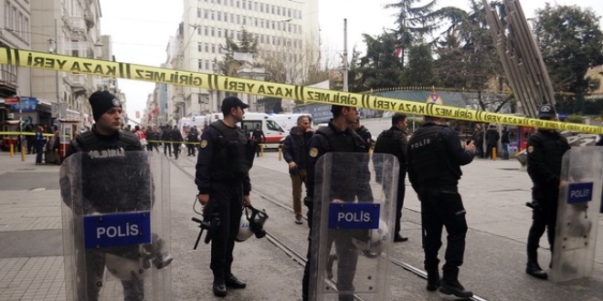 Taksim'de '2. canlı bomba benim' diye bağırdı, gözaltına alındı