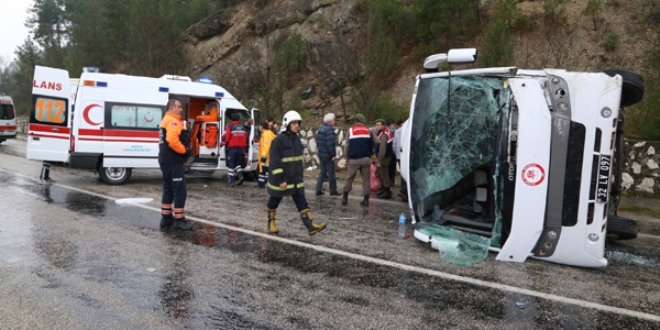 Üniversite öğrencilerini taşıyan otobüs devrildi: 31 yaralı