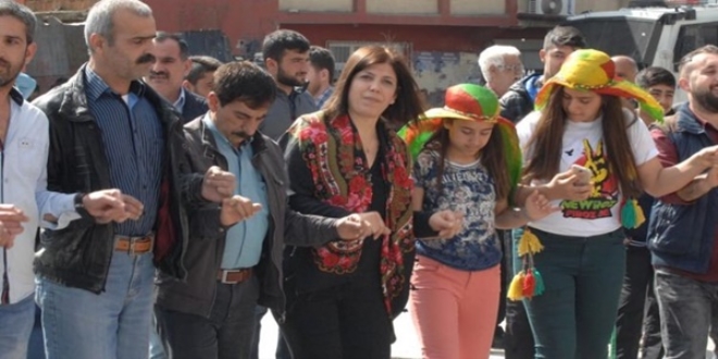 Adana'da scak saatler! HDP'liler i banda