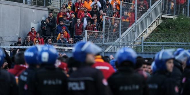 Galatasaray-Fenerbahe derbisi gvenlik nedeniyle ertelendi