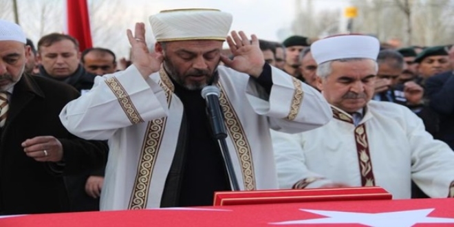 Şehit oğlunun namazını kıldırdı