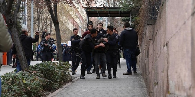 Cebeci'de izinsiz pankarta 13 öğrenciye gözaltı