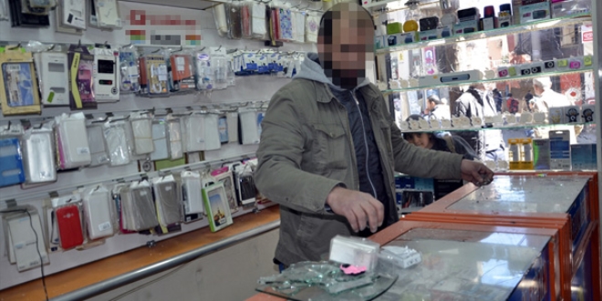 Ba�lar'da vatanda�lar ter�r�n yaralar�n� sar�yor