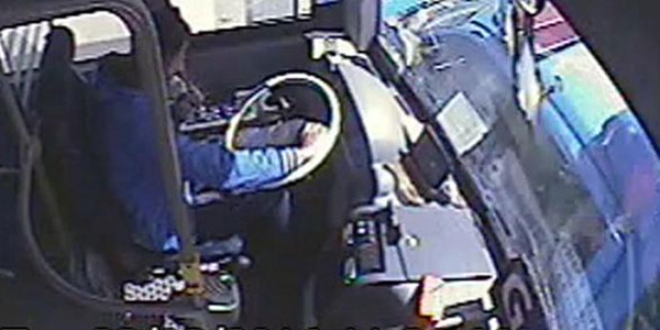 Halk otobüsü, jandarma aracına çarptı: 3 yaralı