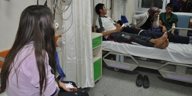 Öğrenci servisi ile otomobil çarpıştı: 15 yaralı
