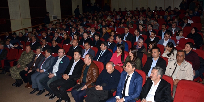 Valinin yazdığı tiyatro oyunu ilgi gördü