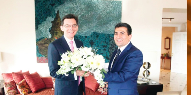 Büyükelçiyi kırmızı ışık kurtardı