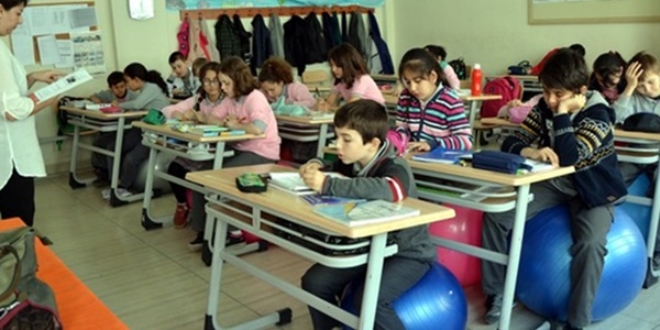 Derslerde sra yerine pilates toplarna oturarak eitim gryorlar